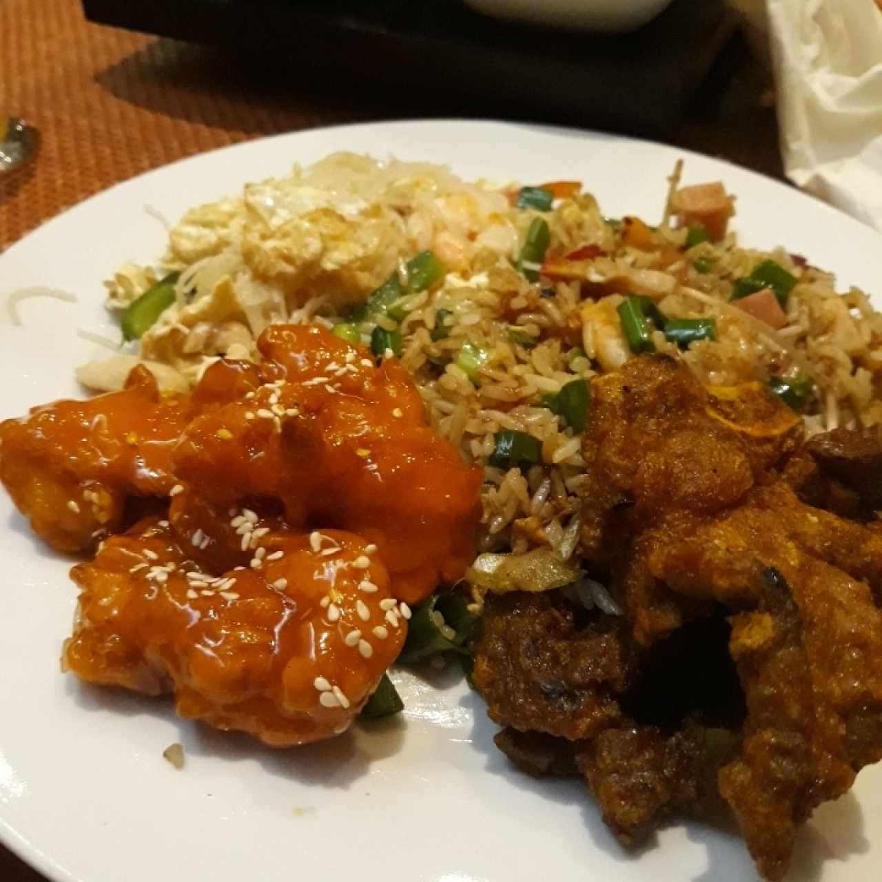 arroz pollo a la miel y costillitas con pimienta