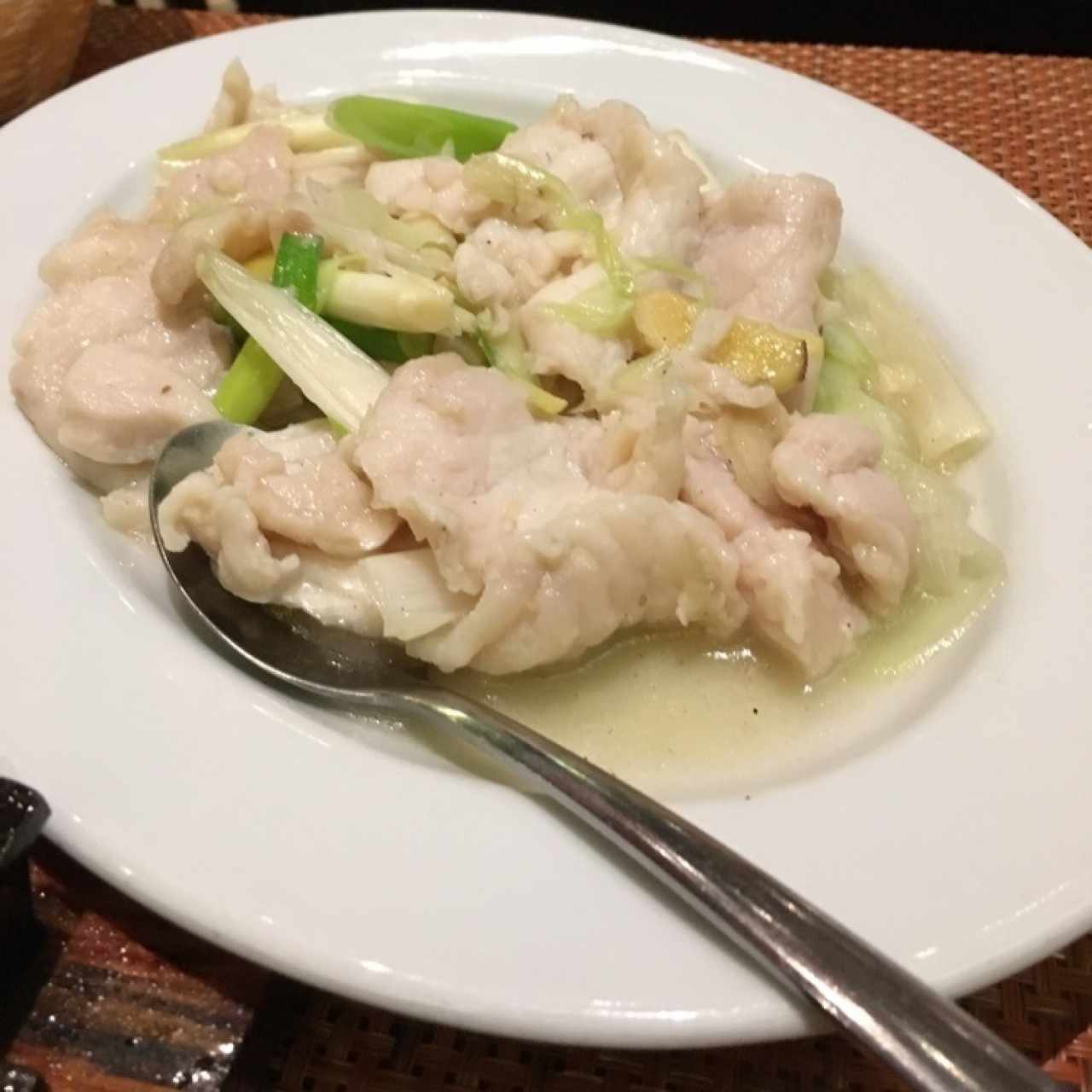 Pescado entero con jengibre y cebollín