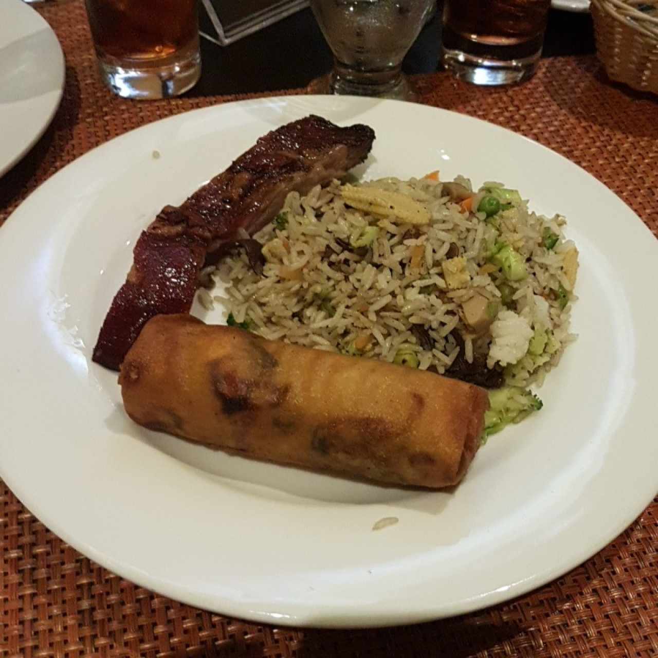 Costilla Asada, Lumpia y Arroz con Vegetales al Buda