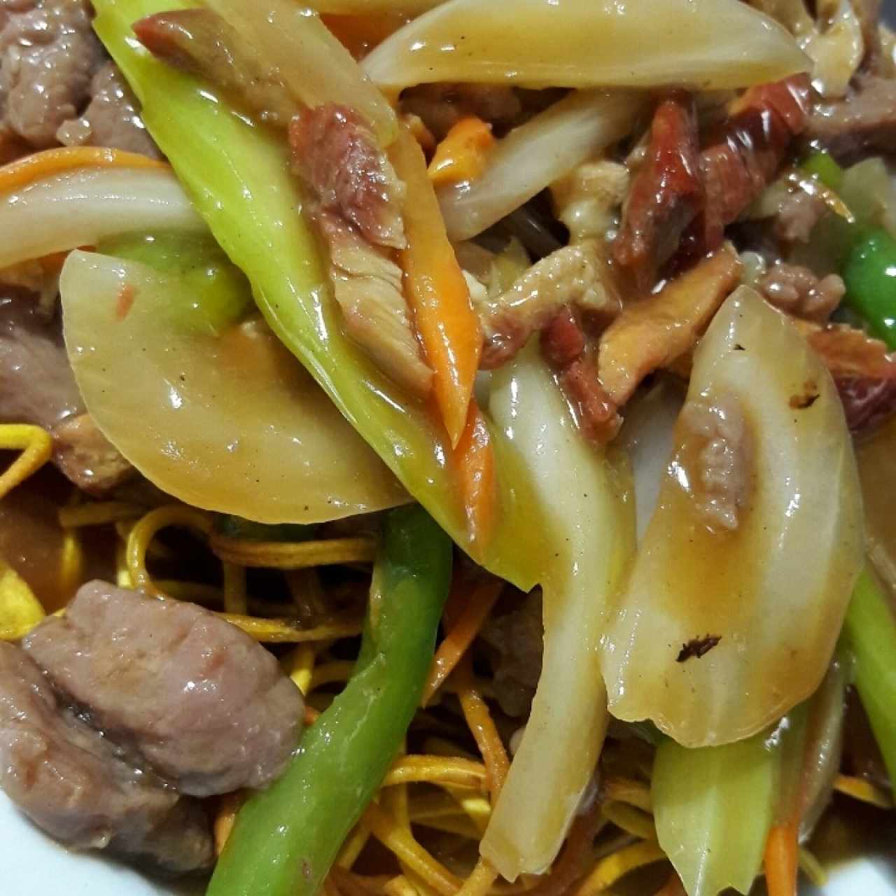 Chow Mein con pollo