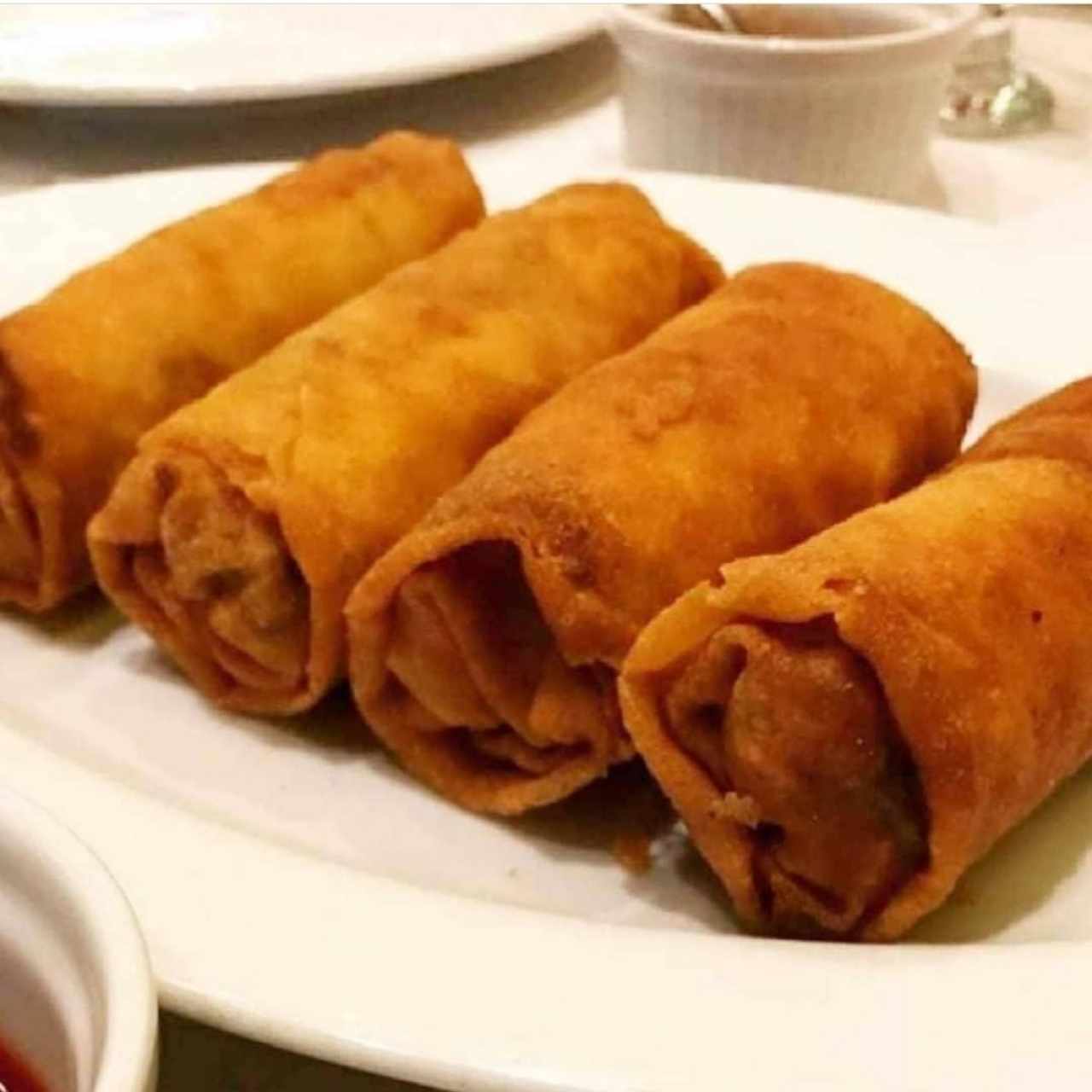 ¡lumpias bien crujientes y full relleno!. No olviden echarle salsita agridulce 🤤