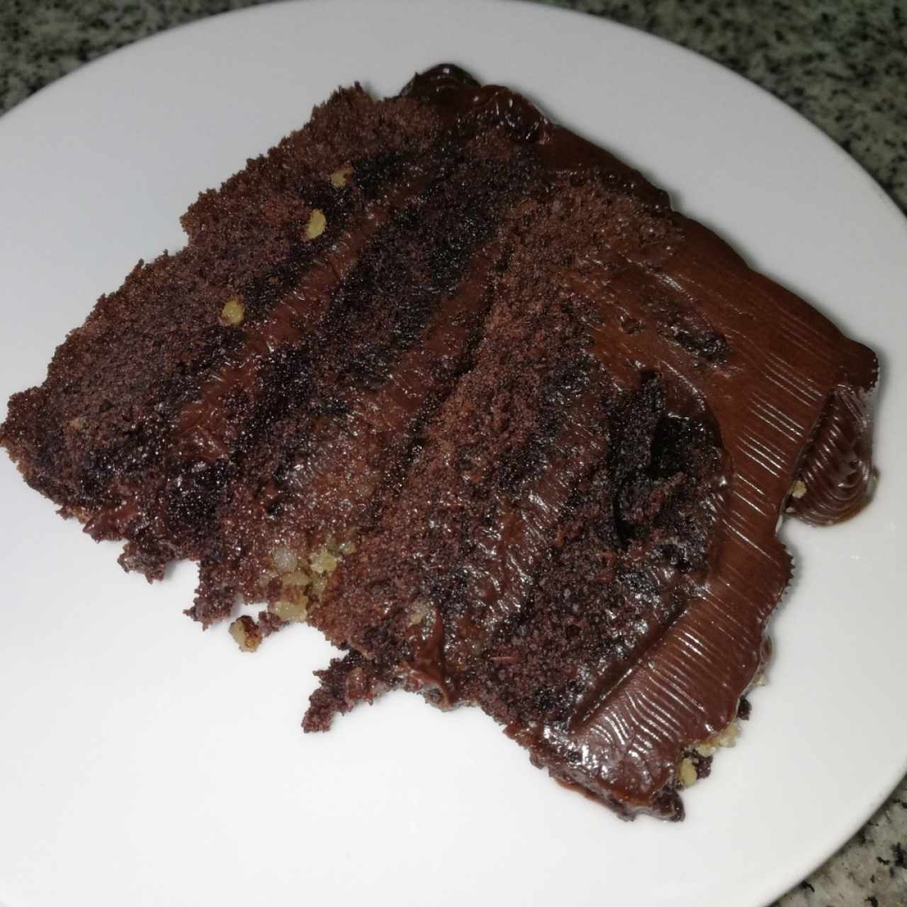 Dulce de chocolate con relleno de chocolate y almendras