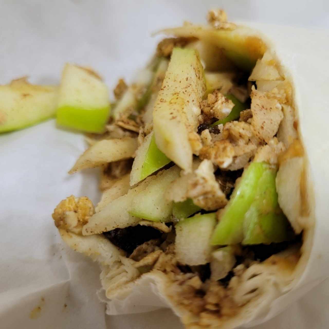 wrap fenomenal (mantequilla de mani, manzana, granola, pasitas doradas, canela)