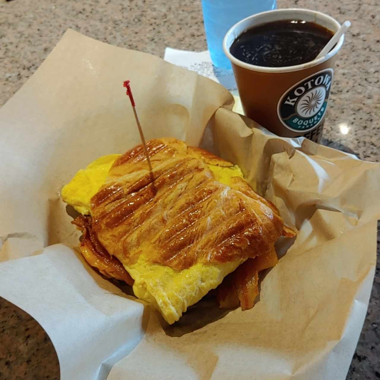 Emparedado croissant huevo y tocino y queso