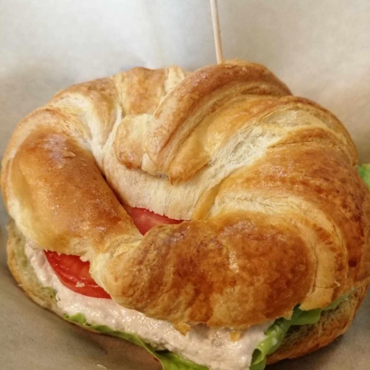 Delicioso Croissant de Tuna Salad