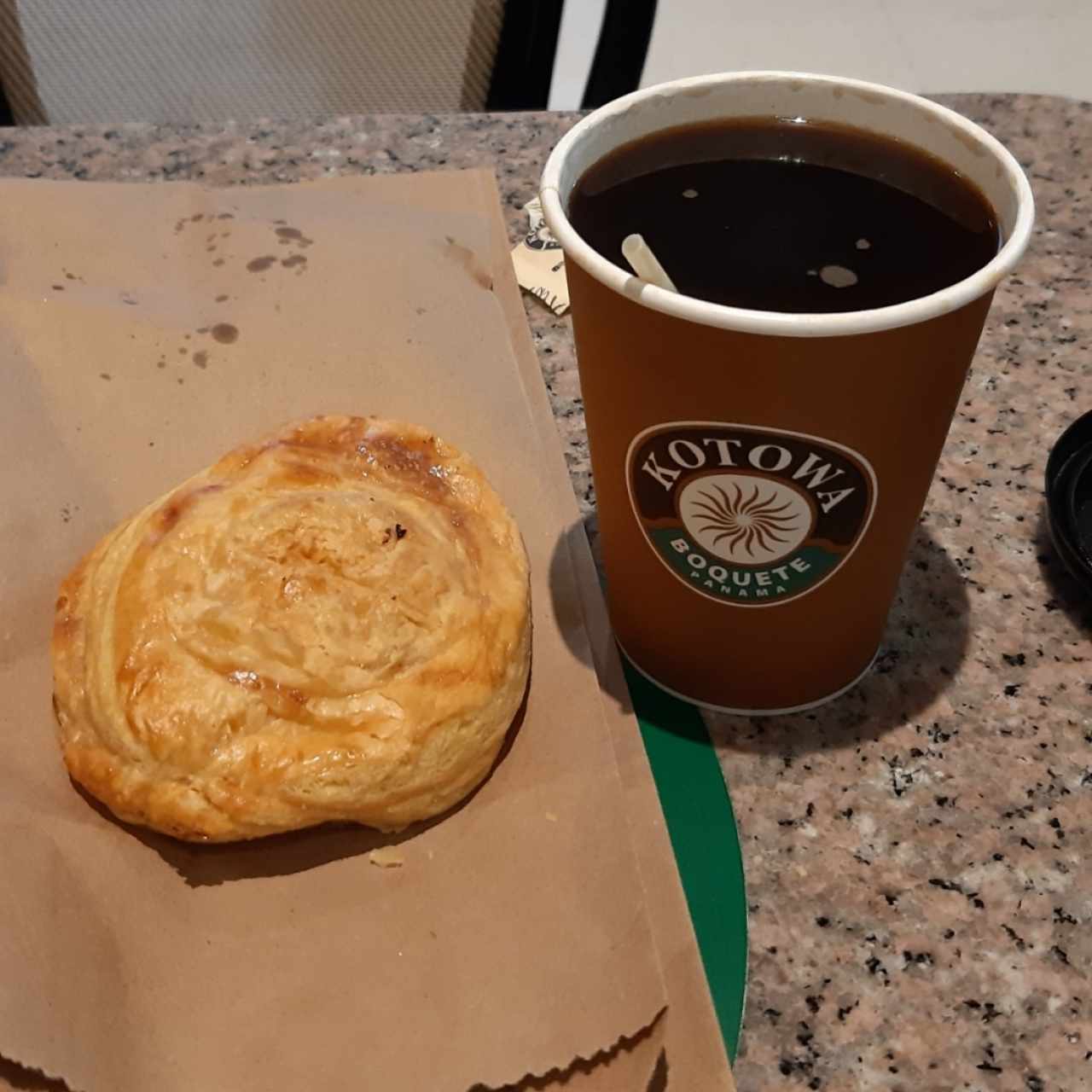 Cafe Negro Americano y pastelito