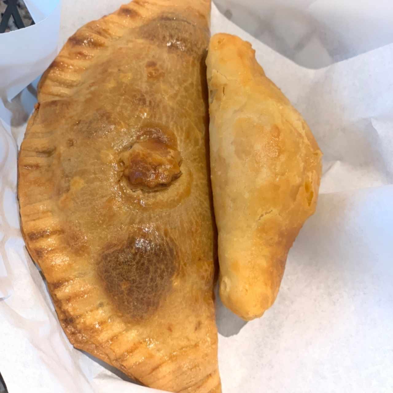 Empanada pollo buffalo y empanadita de quedo ahumado