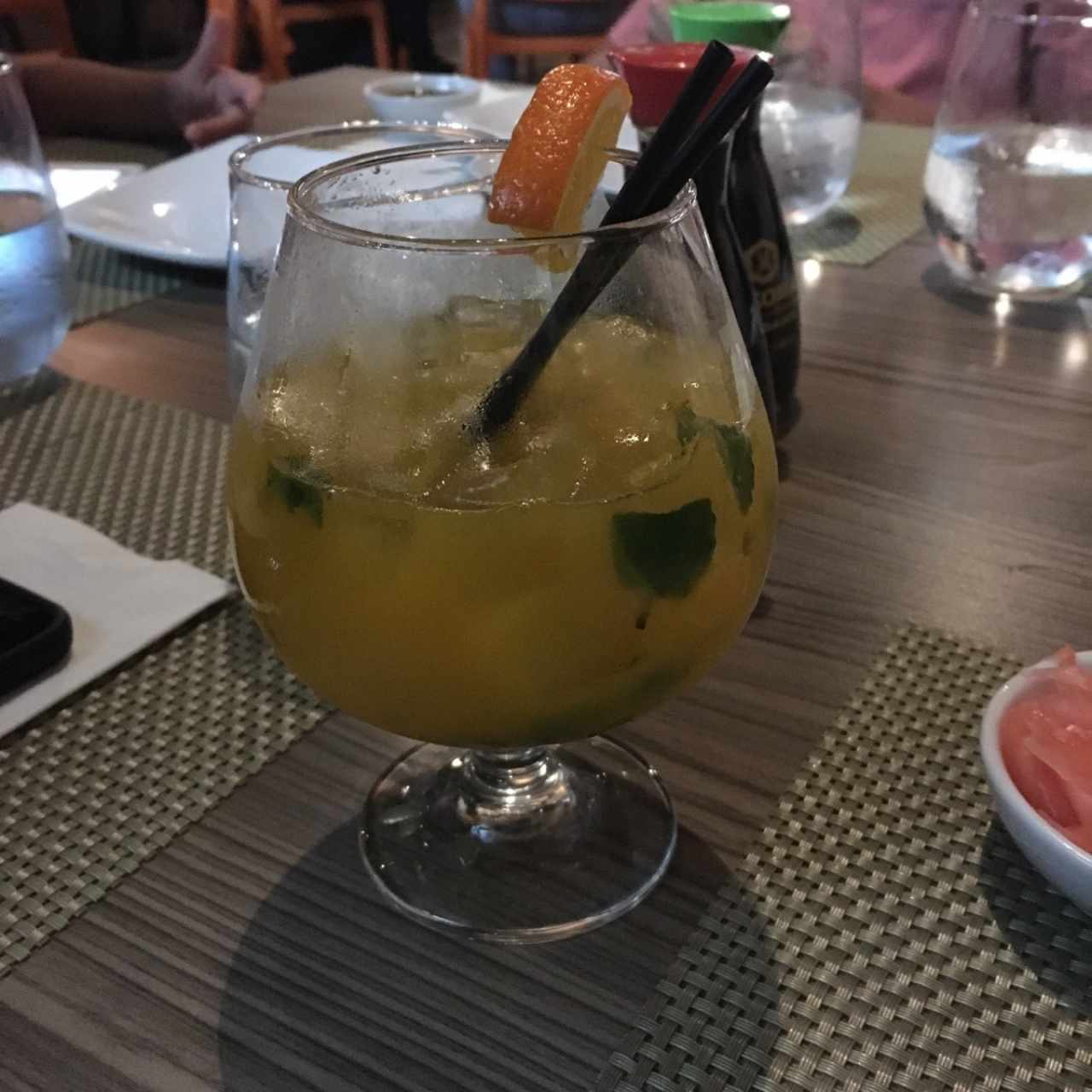 la Panameña: pisco, maracuya y ginger ale