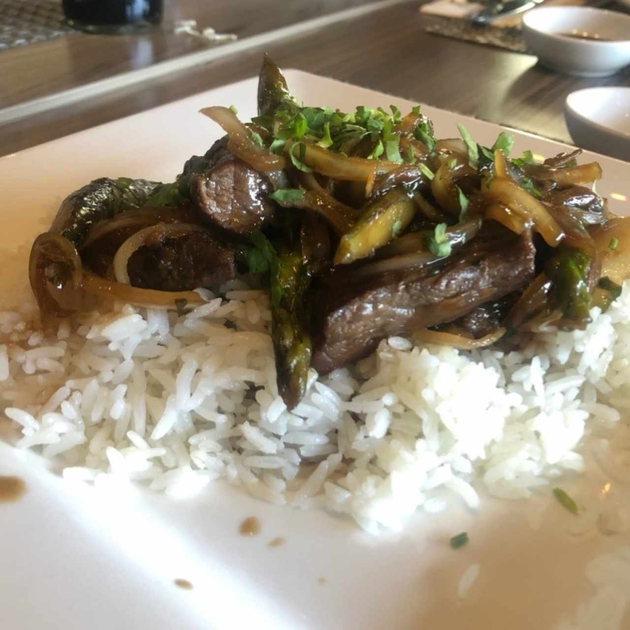 bistec encebollado