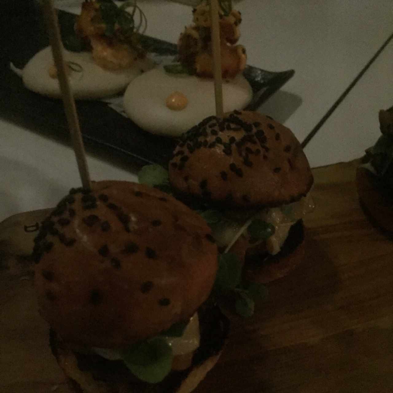 hamburguesas . al fondo, langostinos