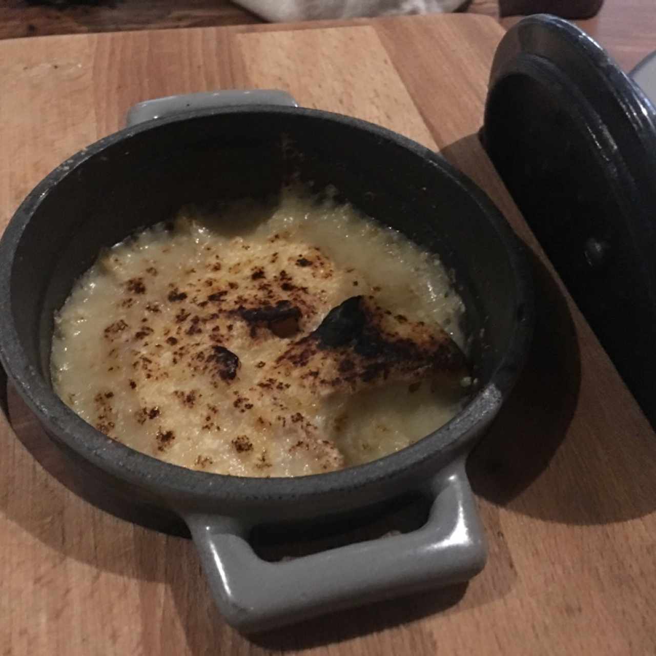 Puré de papas con chips crocantes