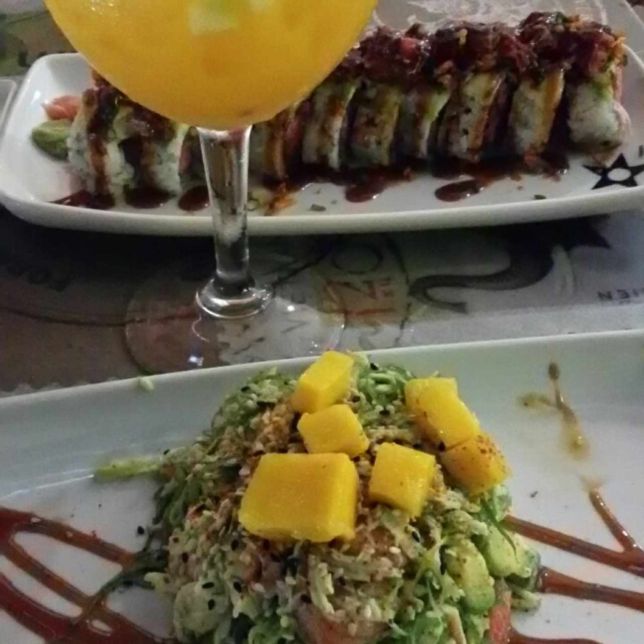 Sangría de mango, rol poke, ensalada nación 