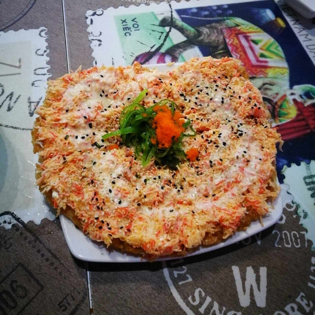 Sushi pizza de cangrejo