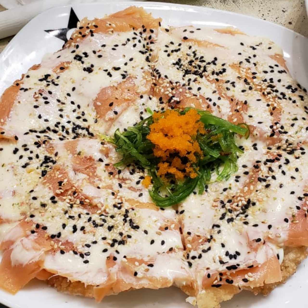 Sushi pizza de salmón