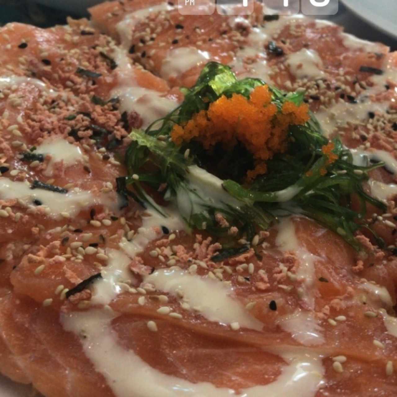 Sushi pizza de salmón