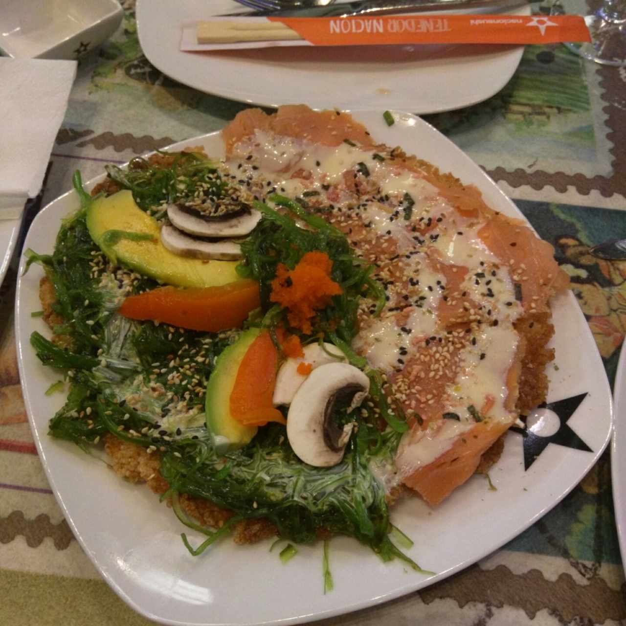 Pizza de salmón y vegetales.