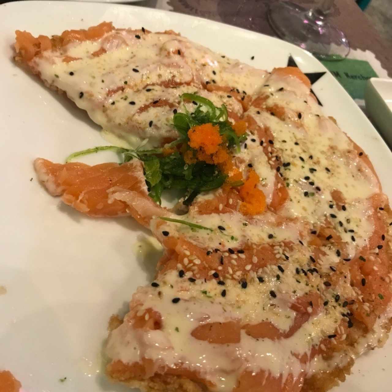 Sushi pizza de salmón