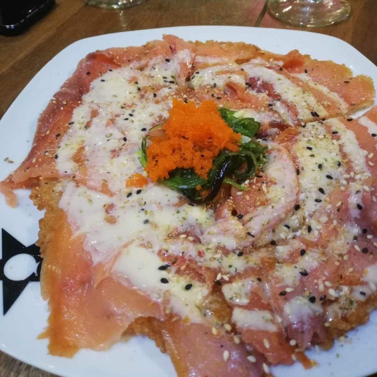 Sushi pizza de salmón