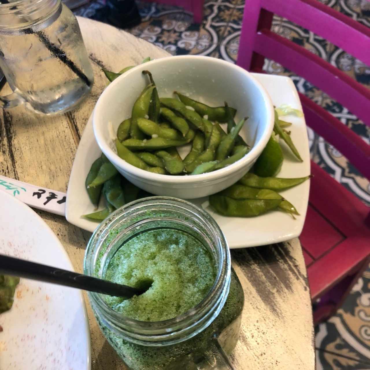 Tentadoras entradas - Edamame y mi deliciosa limonada de hierbabuena y miel. 