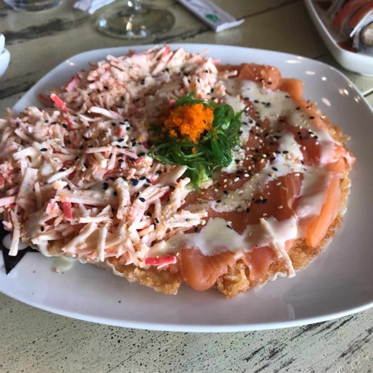 Sushi pizza de salmón