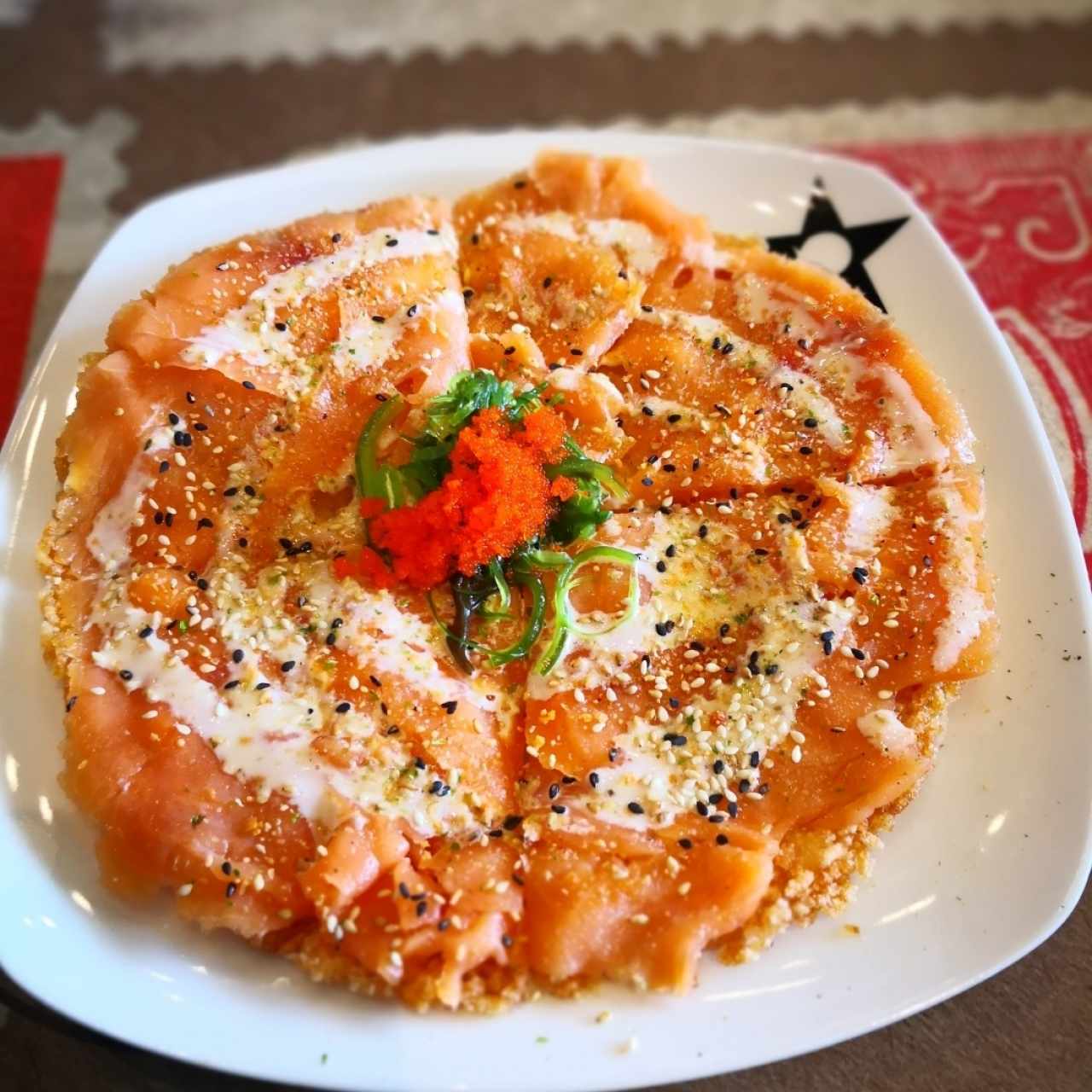 sushi pizza salmón