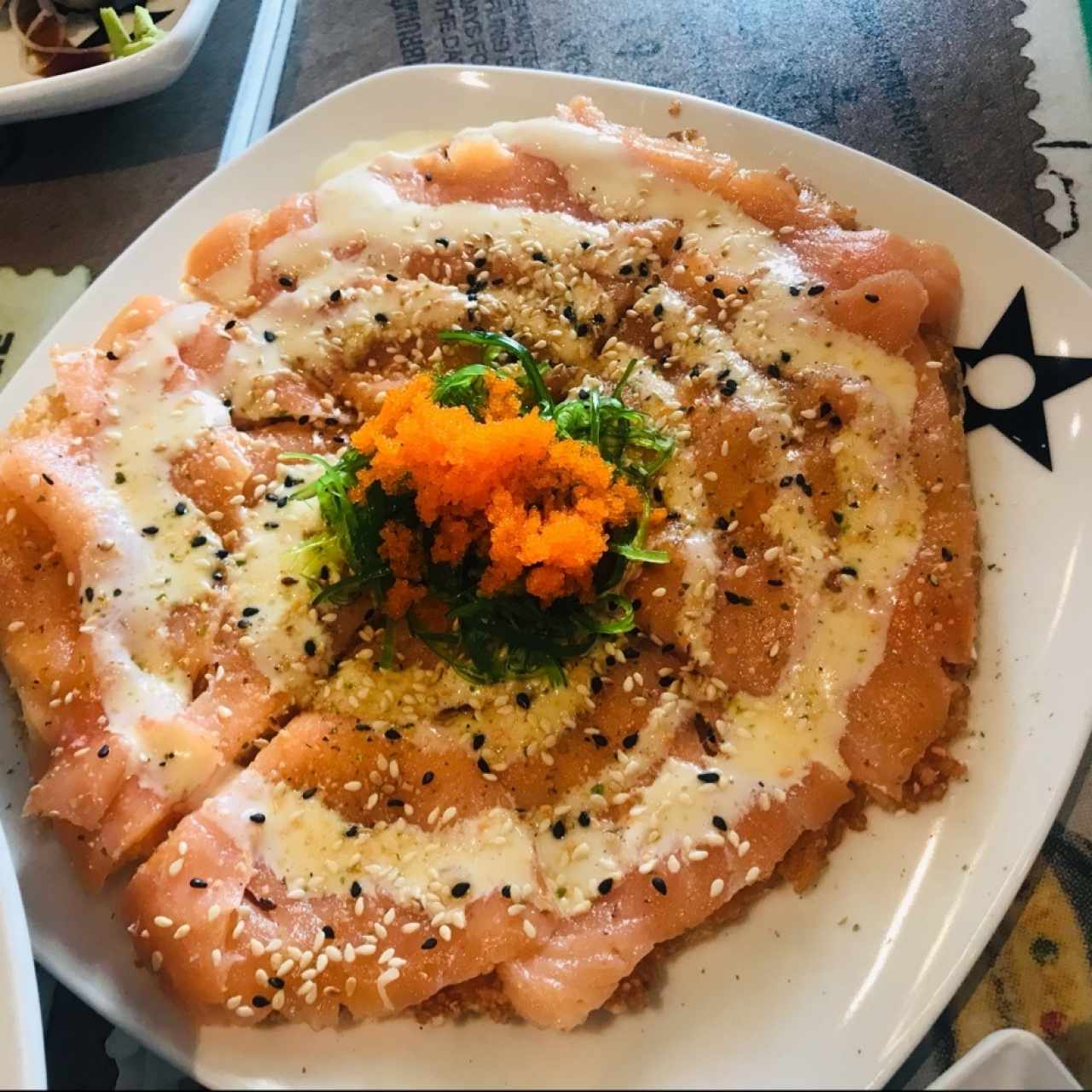 Sushi pizza de salmón