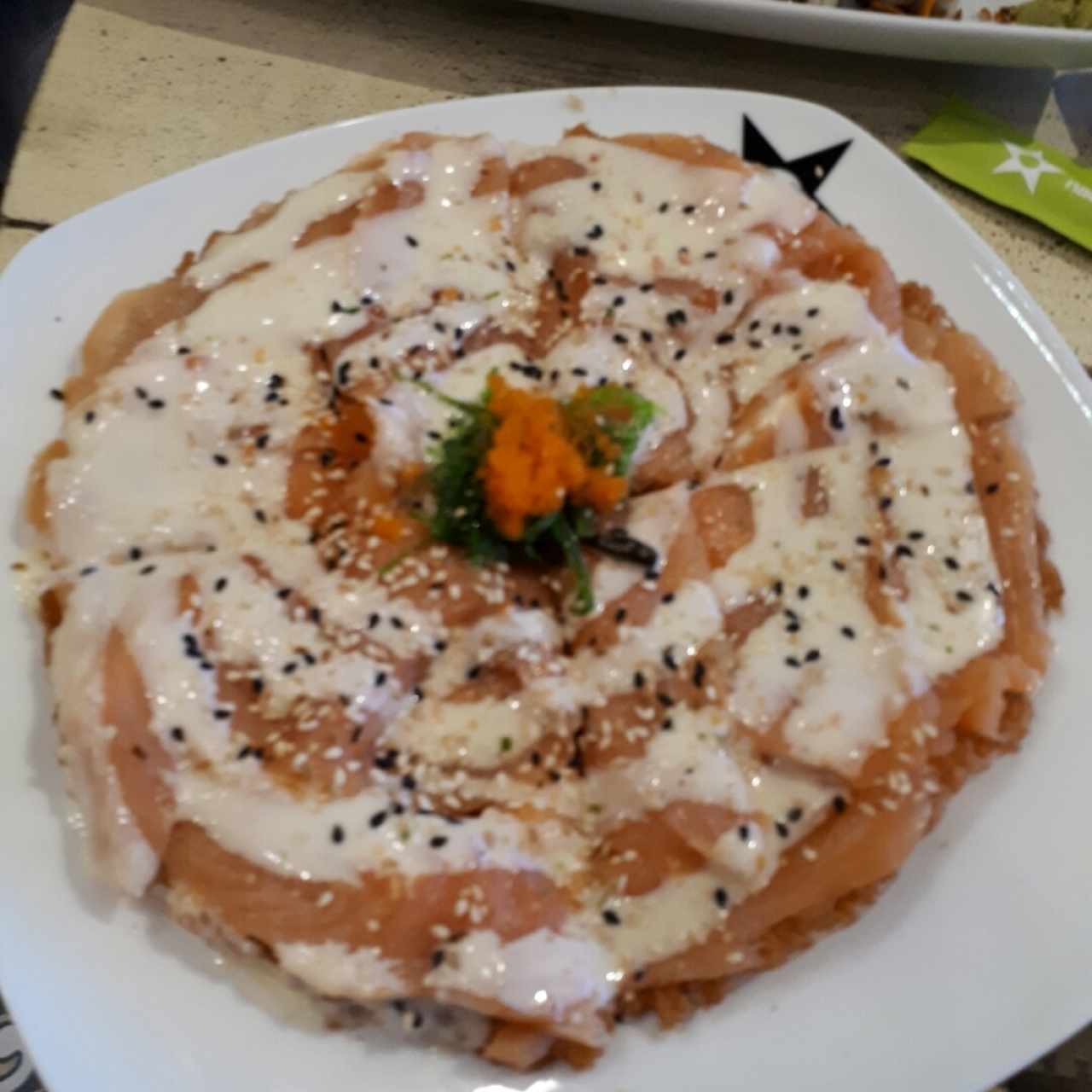 Sushi pizza de salmón