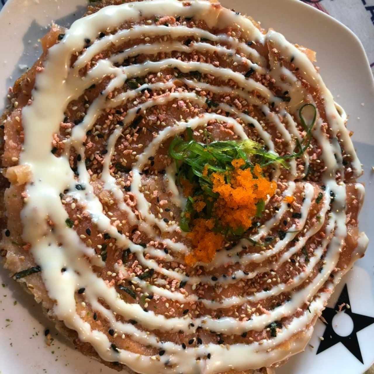 Sushi pizza de salmón