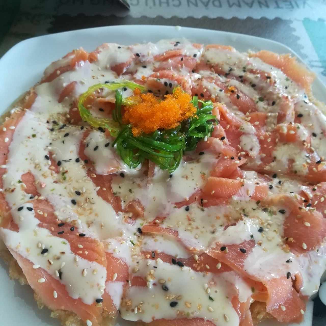 Sushi pizza de salmón