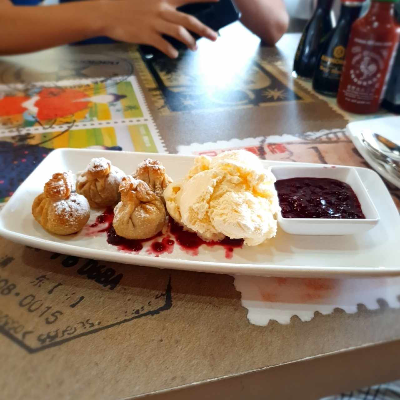 Wantón de queso y dulce de leche con helado