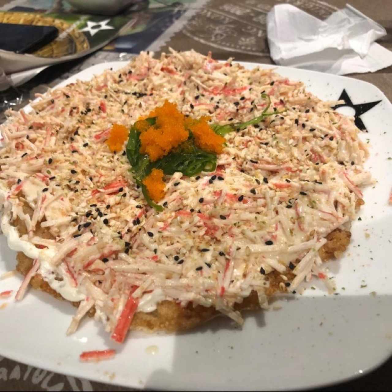 Sushi pizza de salmón