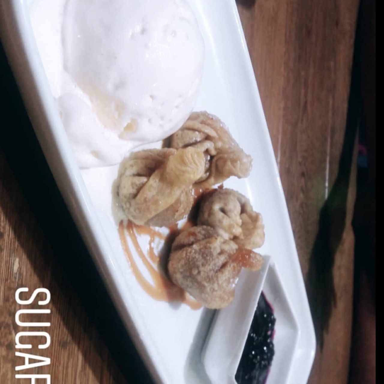 Wontons de queso y dulce de leche con helado