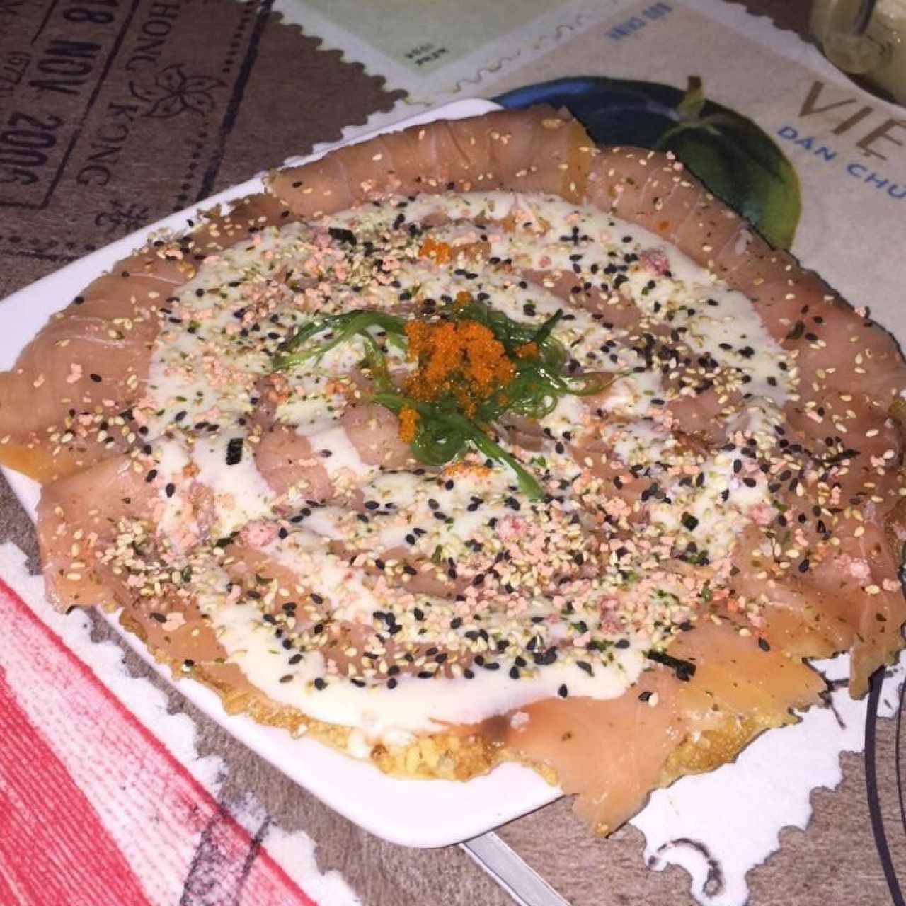 Sushi pizza de salmón