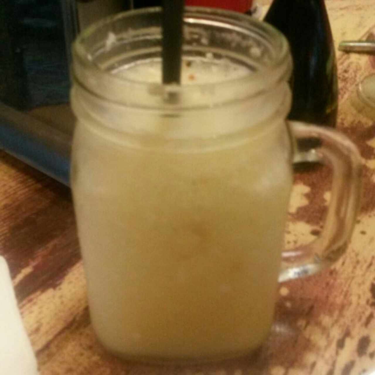 Jugo de piña con coco y limón