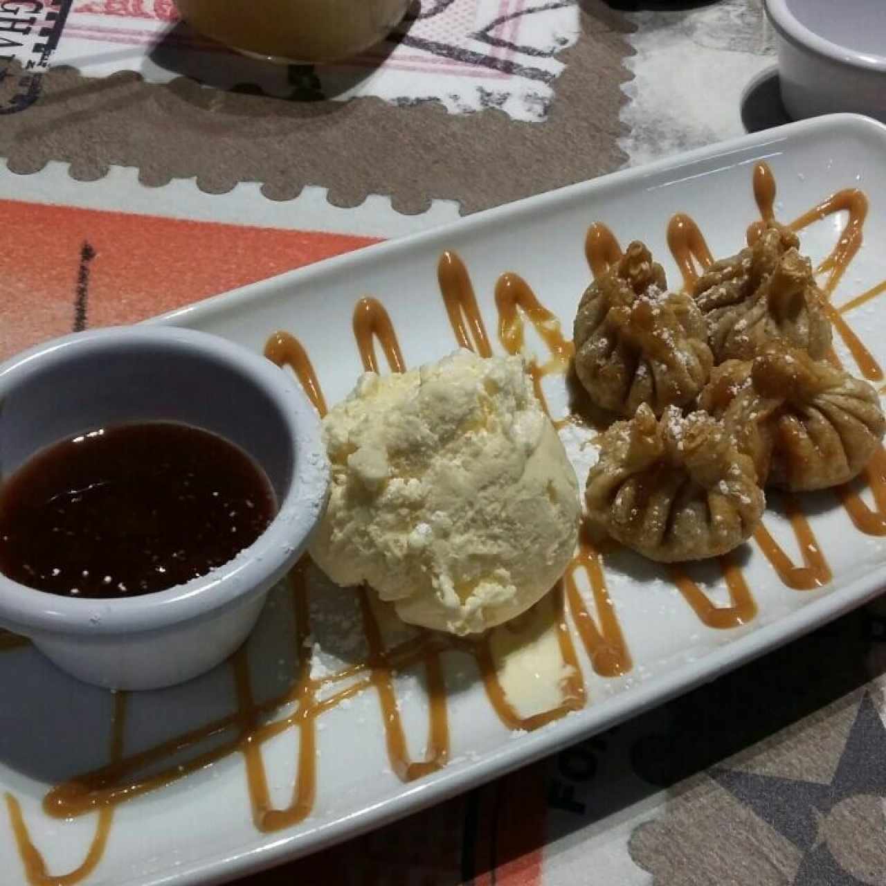 Wontons de queso y dulce de leche con helado