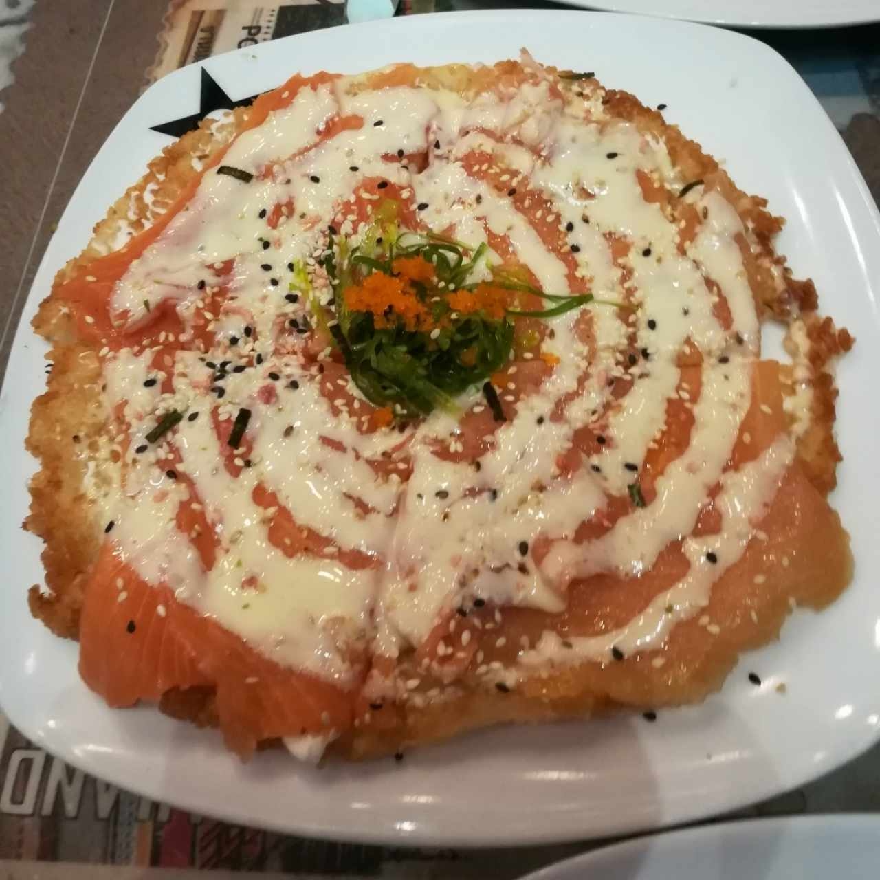 Sushi pizza de salmón