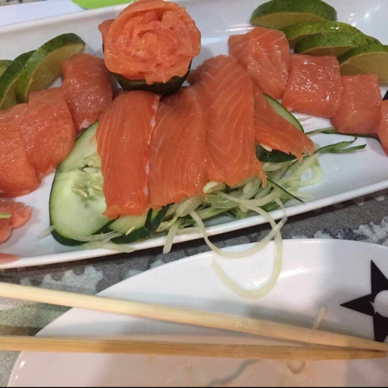 sashimi de salmon , excelente solo iniara caompañarlo con lo que pidas 