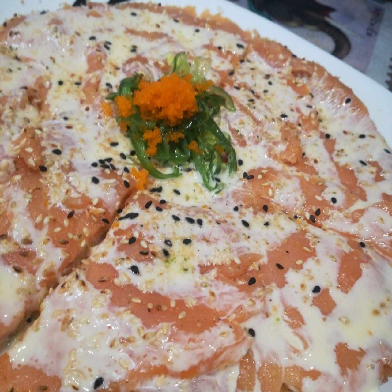 Sushi pizza de salmón