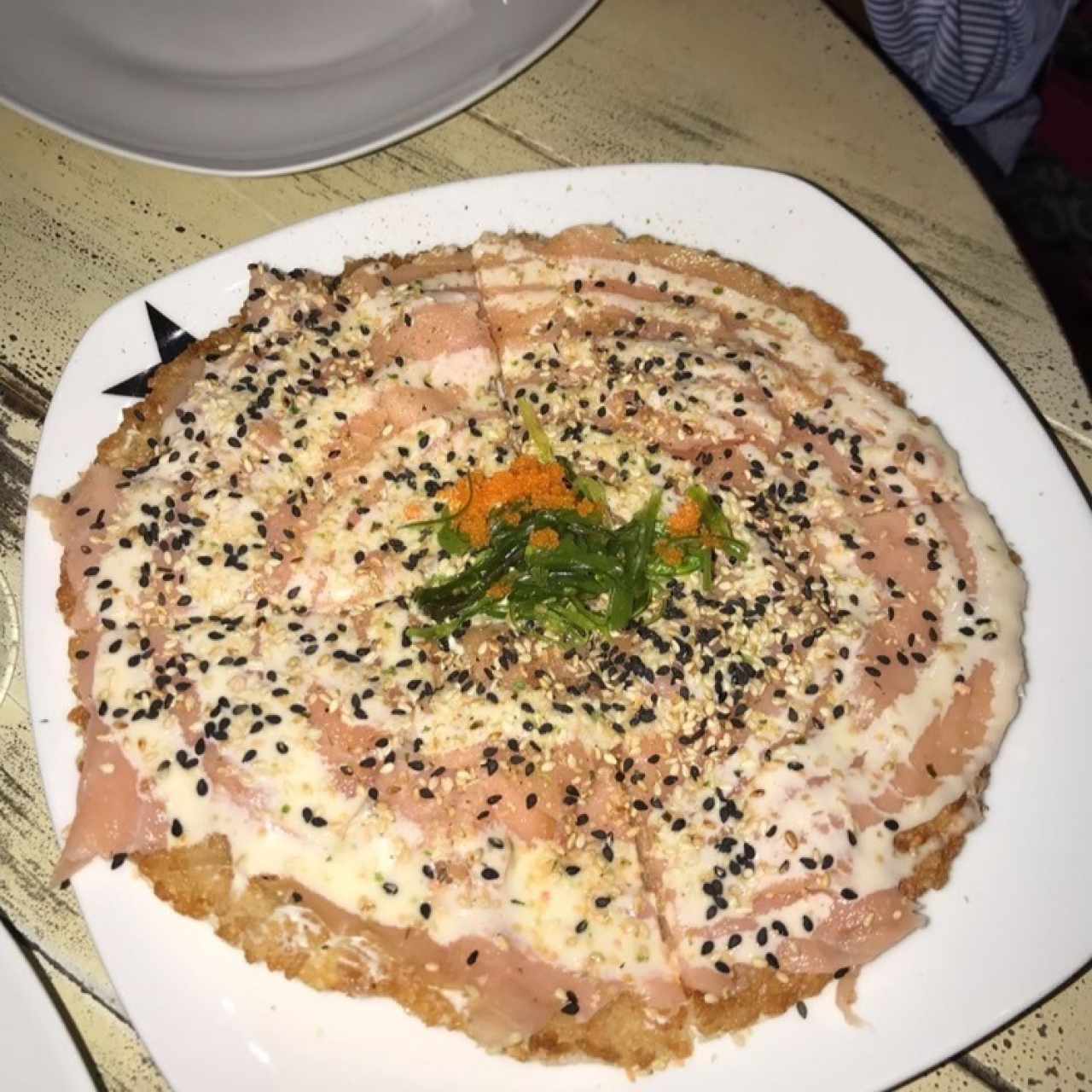 Sushi pizza de salmón