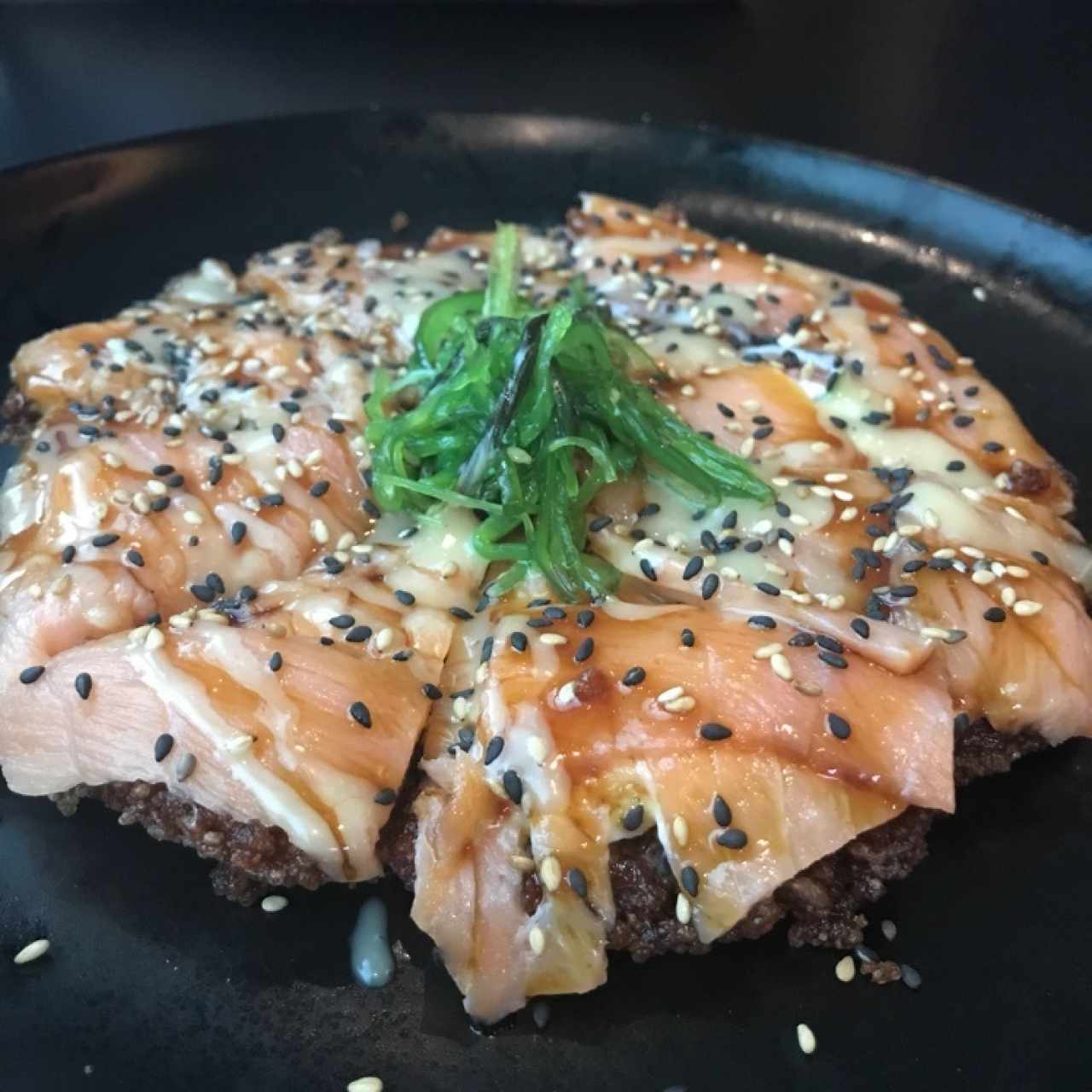 Pizza de sushi de salmón ahumado