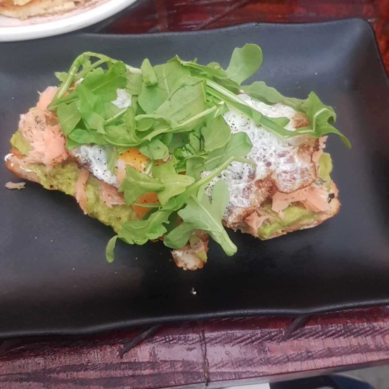 tostada de aguacate y salmón 