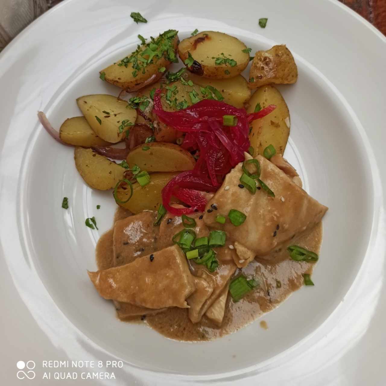 papás salteadas con pollo en salsa de mantequilla de mani