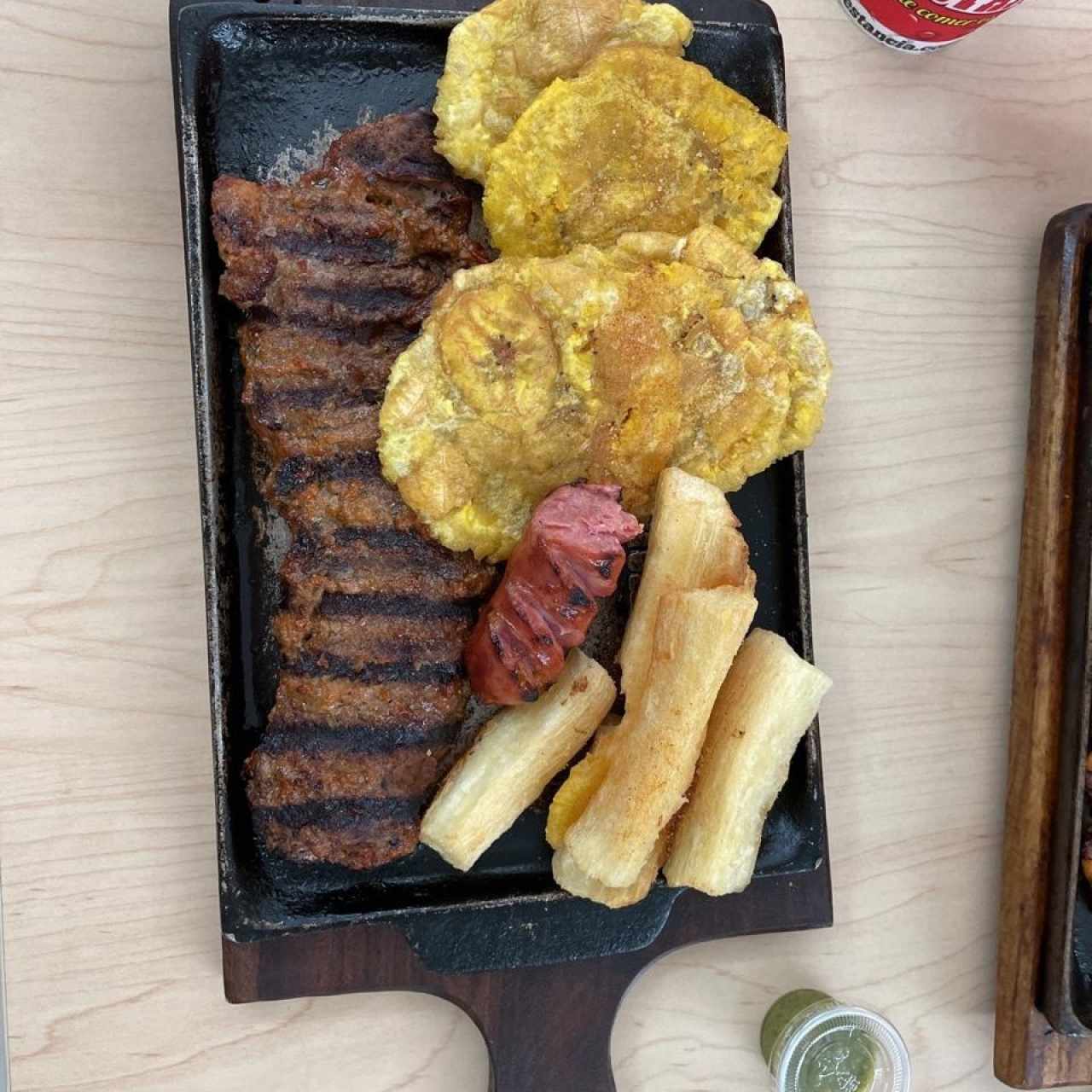 Carne asada con patacones y yuca