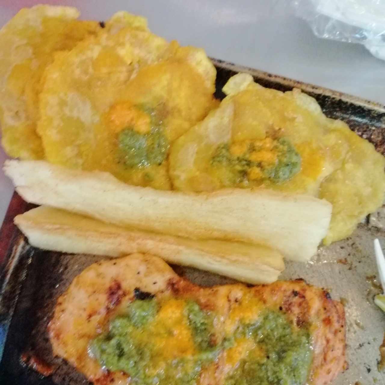 Filete de pollo con yuca y patacones. 