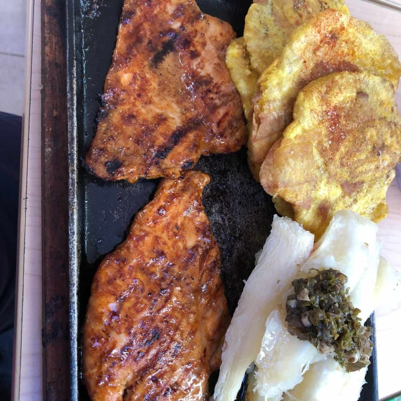 pollo a la plancha con patacones y yuca al moho