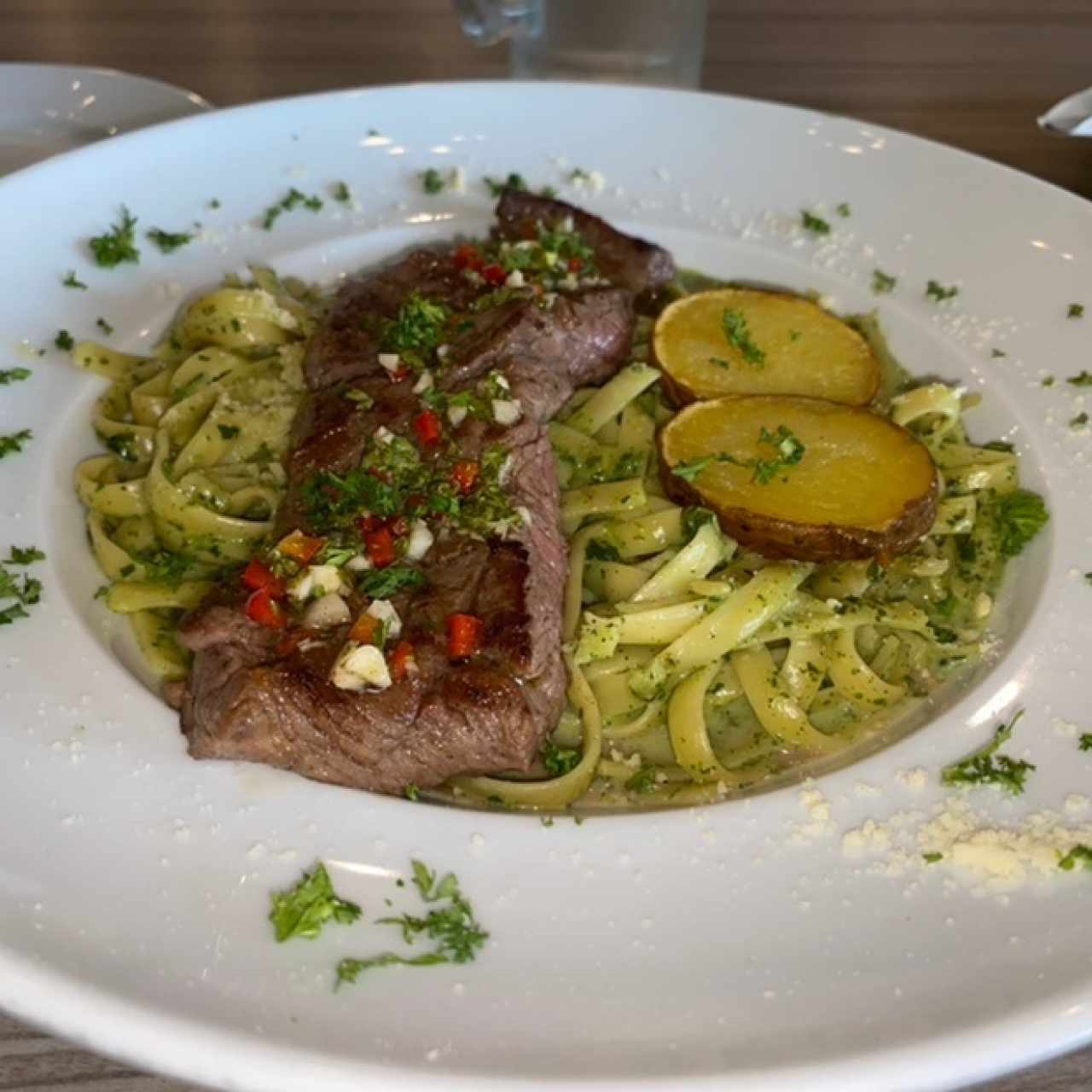 Tallarín Verde con Churrasco