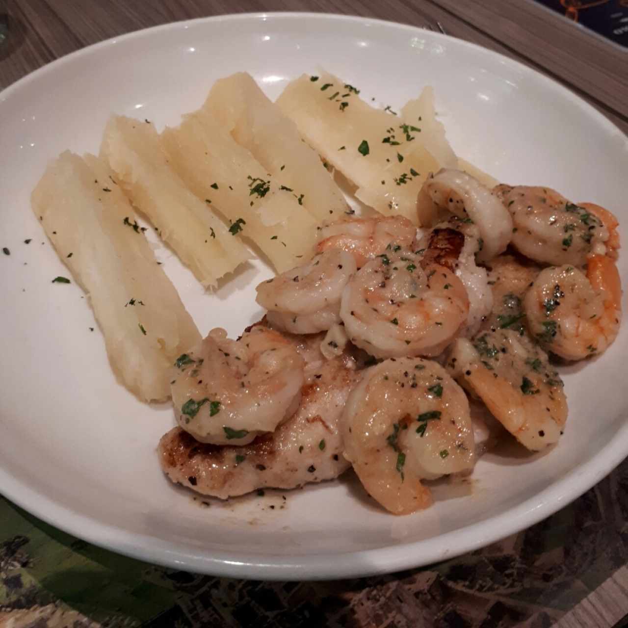 curva y camarones con yuca hervida