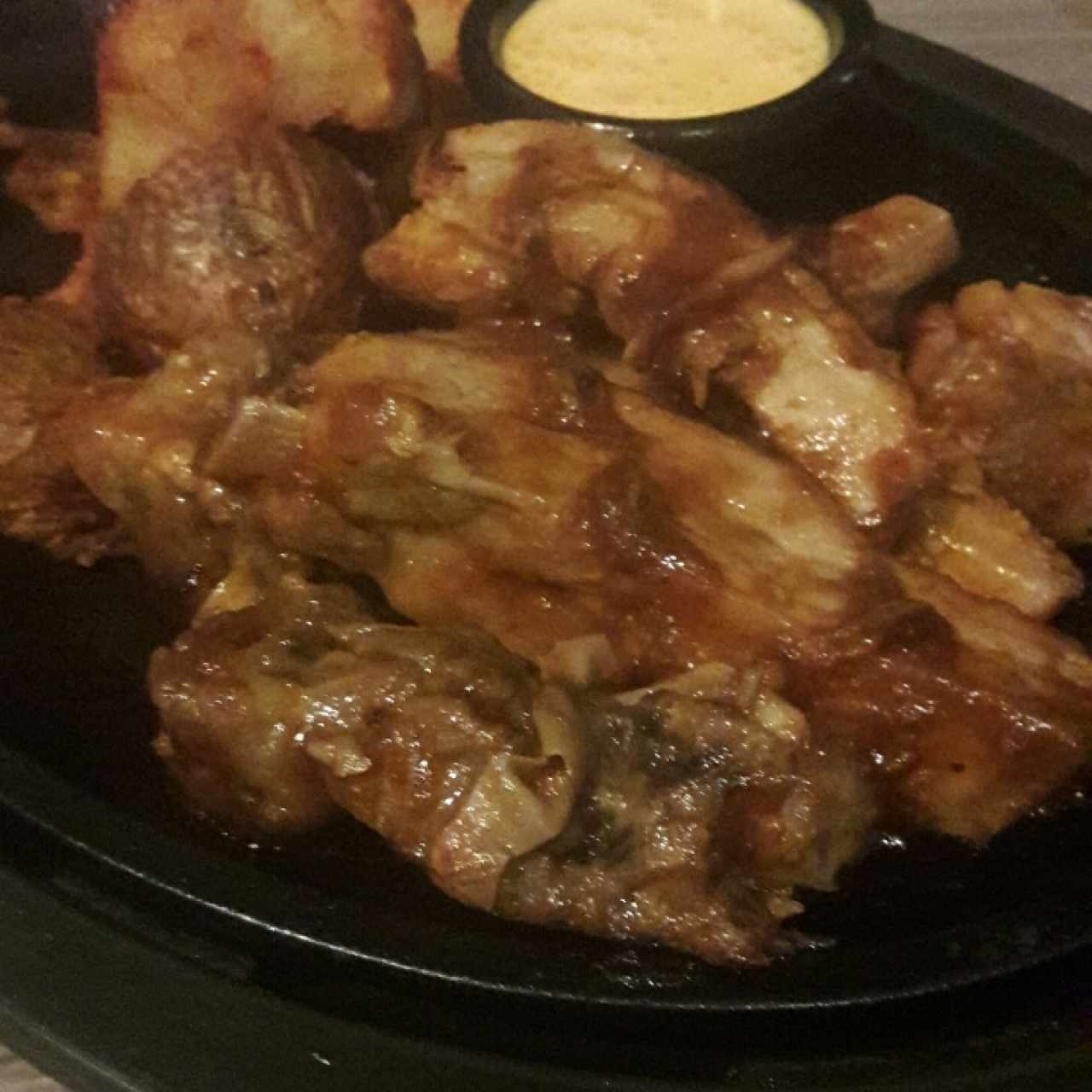 Costillas Nafta con papas bravas 