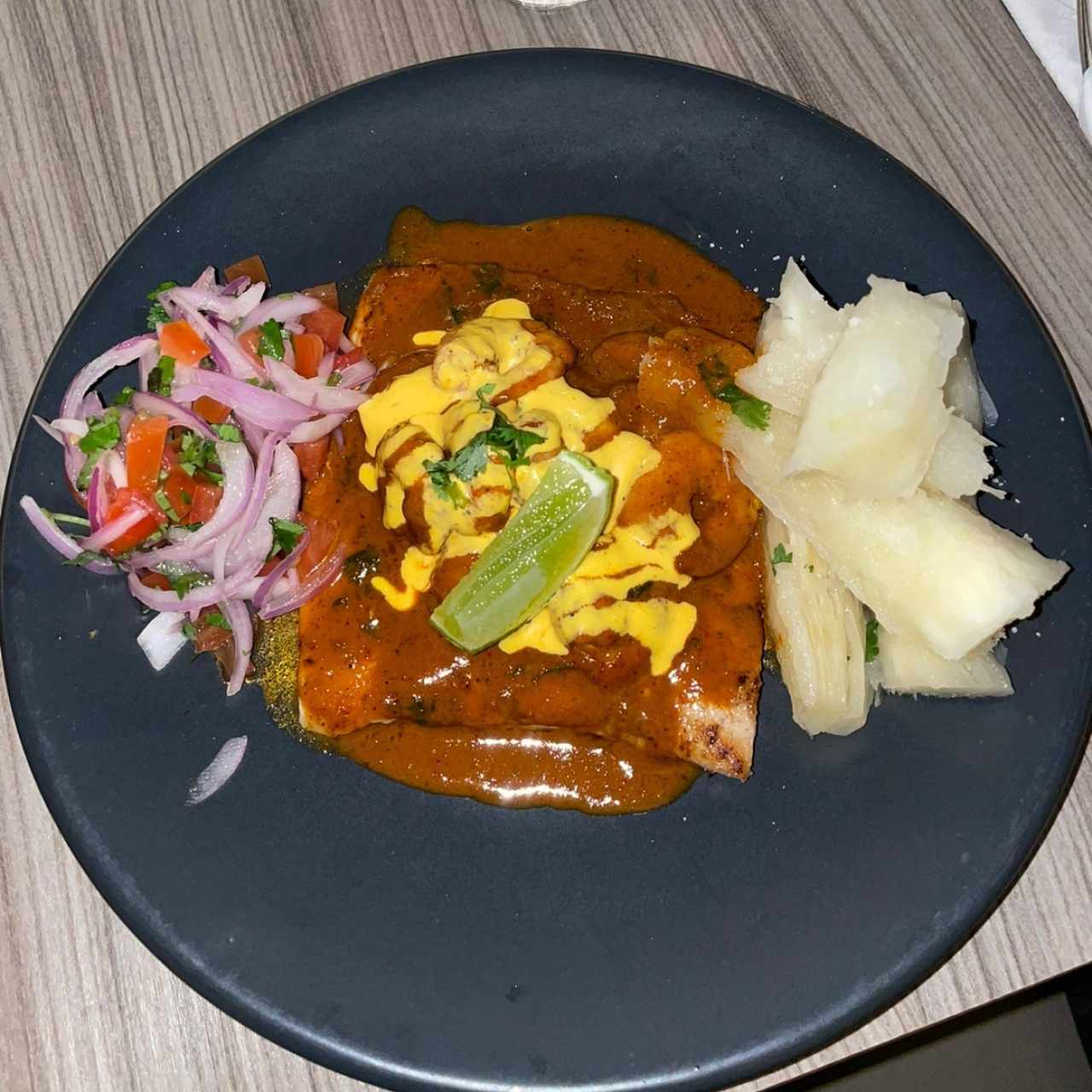 Filete de pescado con camarones con salsa huacaina acompañado de yuca hervida