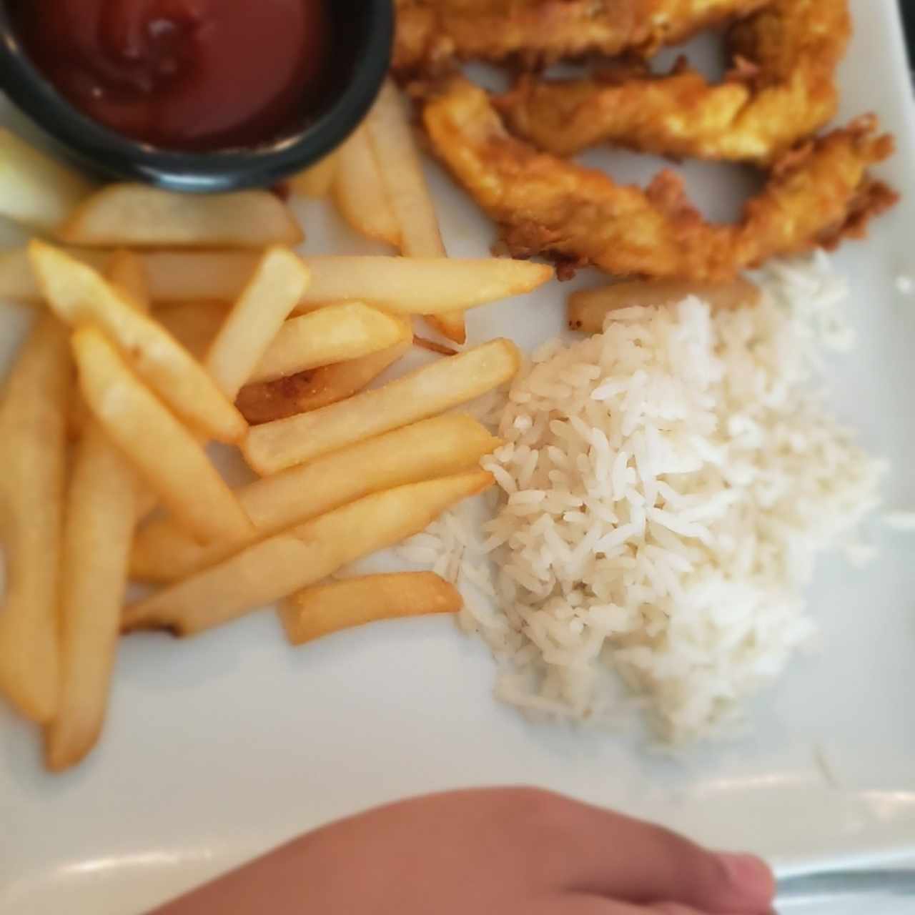 deditos de pollo. menú niños.